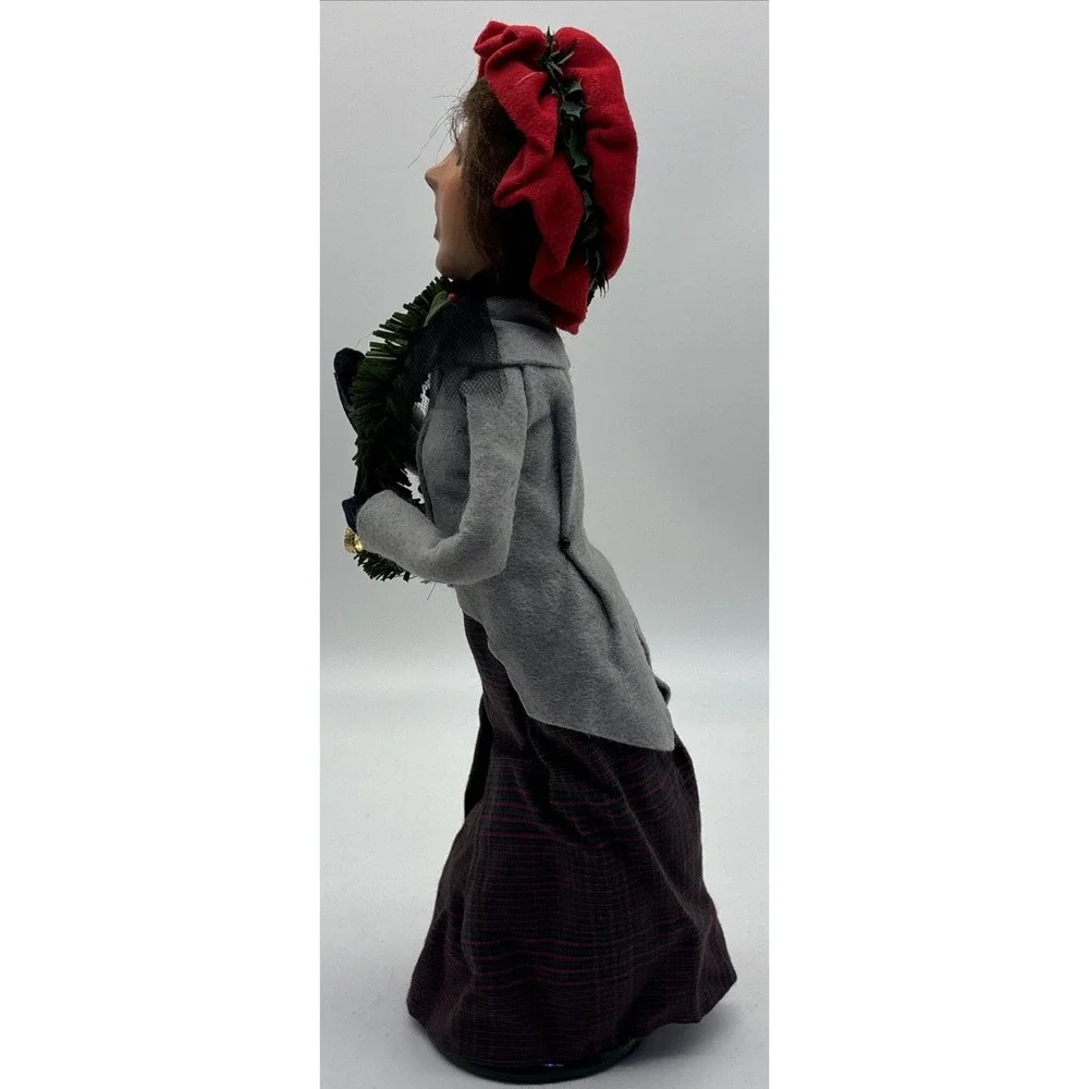 Vintage Byers Choice Caroler Woman Selling holding wreath 2000